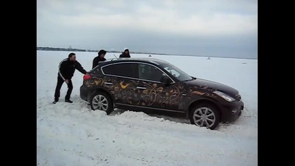 Луди руснаци закъсали в снега с Infiniti Ex 
