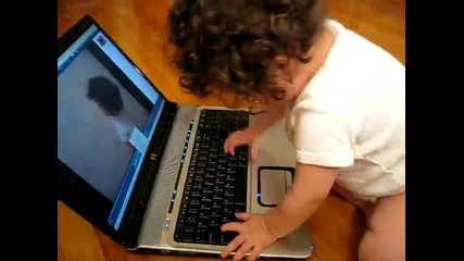 Бебе с лаптоп 