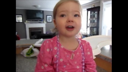 Сладко 2-годишно момиченце пее песен на Адел