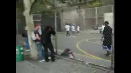Луди негри играят баскетбол в центара на Манхатан.wmv