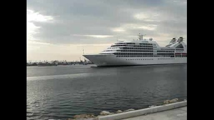 Лайнерът Seabourn Odyssey на пристанище Варна 16.07.2009 отплава