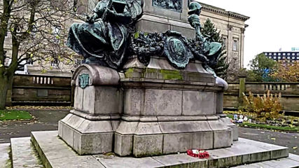 Паметникът на Уилям Гладстон (1809 - 1898) в Ливърпул