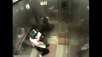 Момиченце смъква от бой мъж в асансьор(охранителна камера)