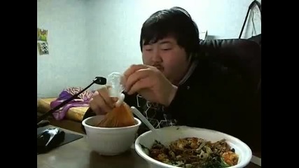 Китаец се радва на храна :)