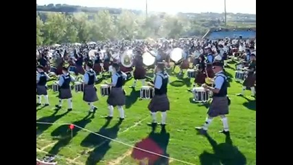 700 pipers and drummers