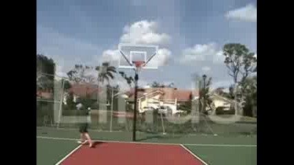 Хлапета Играят Баскетбол 