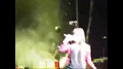 Demi lovato Falls on stage 2