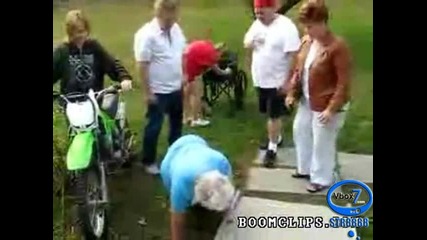 Никога Не Давай На Мама Да Кара Мотор!