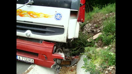 Пътна помощ Автокомплекс Димитров за изваждането на Рено Премиум от канавката с 25t ламарина