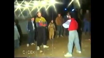 вижте тези хора как играят !!! смях
