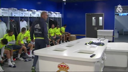 Зинедин Зидан поздрави играчите един по един, преди първата си тренировка на Реал Мадрид