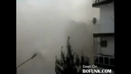 Сграда се търкаля вместо да се срути