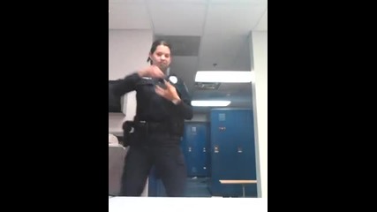 Готина полицайка танцува Gangnam Style