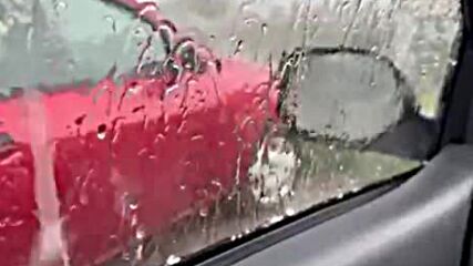 Опасни гръмотевични бури и поройни дъждове в няколко района у нас