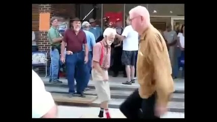 Стар пичага танцува, се забавлява :d