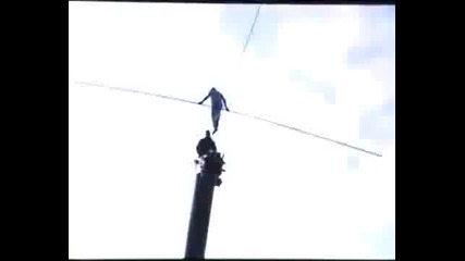 Човек се разхожда 30 метра над земята ! Изомително ! 