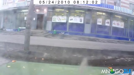 Ауди отсича стълб