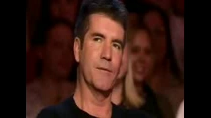 Момче с глас пее в British Got Talent