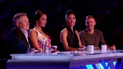 голям смях...момиче пее песента на бритни спиърс Till The World Ends - The X Factor Uk 2012 :d