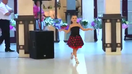 талантливи деца танцуват спортни танци