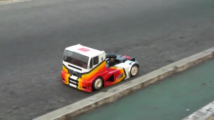 Състезателен камион играчка на пистата