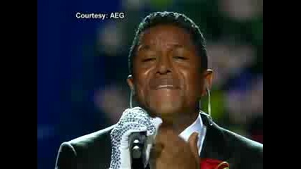Jermaine пее песента Smiles на мемориала на Майкъл Джексън