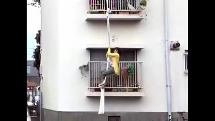 Две съседки правят страхотна каскада от балконите си