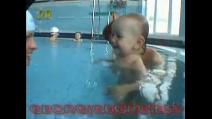 Бебета се Учат Да Плуват