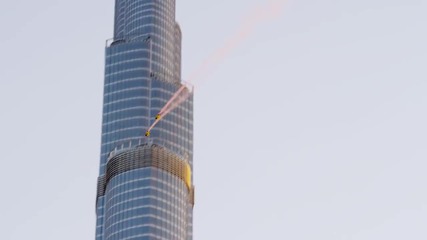 Доста смелост се изисква, за да направиш това ! Скок с парашут от най-високата сграда в света!