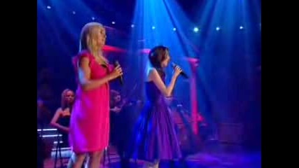 13 - годишно талантливо момиче пее със своя идол