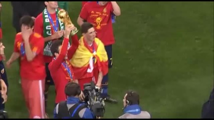 David Villa kisses Pepe Reina 