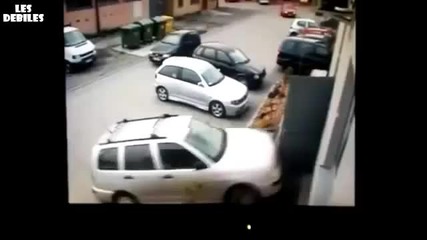 Жена се опитва да паркира