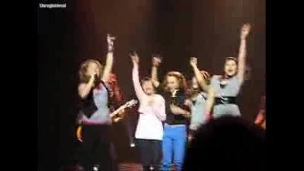 Kelly Clarkson & 4 Girls Singing Since You ve Been Gone Melbourne September 2007 