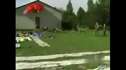 човек с парашут се разбива в къща - смях