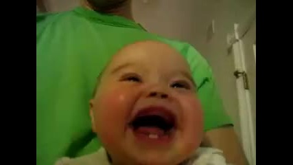 Този бебок не знае къде е ! 