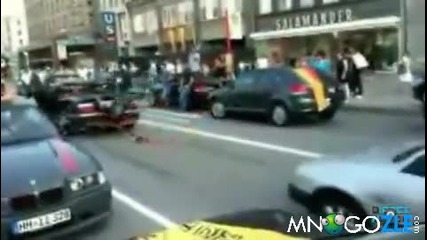 Немски фен пада от кола