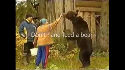 Мечка напада човек докато я храни