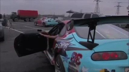 Секси момиче в Toyota Supra