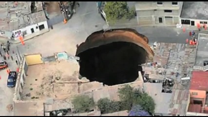 Man falls into Sinkhole in Guatemala 2010