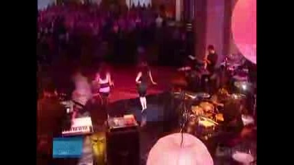 Hilary Duff Sings With Love At The Ellen D