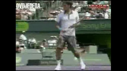 Federer си чупи ракетата