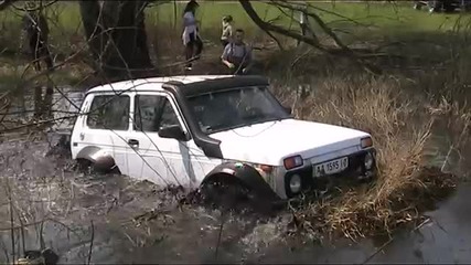 Може ли тая лада нива да се измъкне от локва!