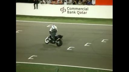 Стънт изпълнение в Qatar Motogp 2010 (1 част) 