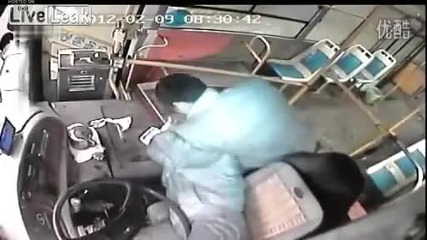 Шофьор на автобус го отнася...