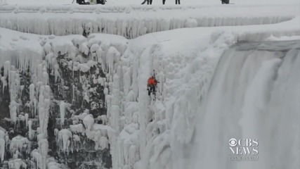 Смелчаци изкачиха замръзналия Ниагарски водопад