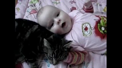 Котка си играе с бебенце