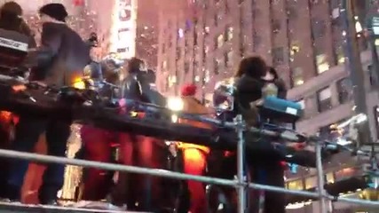 Джъстин Бийбър гушка..себе си в полунощ на Нова Година ;dd - New Years Eve