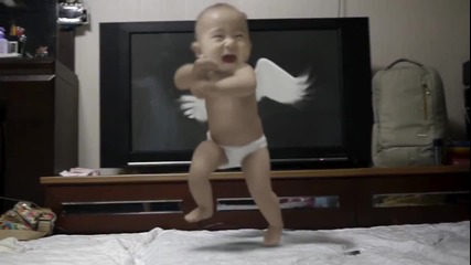 Сладко бебе танцува Gangnam Style