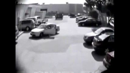 Мъж отмъщава на жена, която му паркира на мястото!