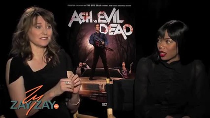 Луси Лоулес и Джил Мари Джоунс дават интервю за сериала си Аш срещу Злите Мъртви (2015)
